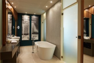 Номер Люкс - с большой двуспальной кроватью и диваном: Фотография 5