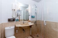 Улучшенный номер - с двуспальной кроватью и диваном-кроватью: Фотография 7