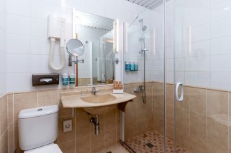 Улучшенный номер - с двуспальной кроватью и диваном-кроватью: Фотография 3