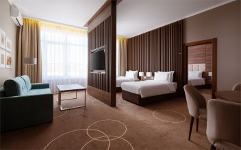Номер Executive Suite с двуспальной кроватью, двумя односпальными кроватями и диваном-кроватью: Фотография 3