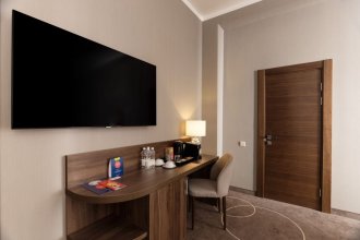 Номер Executive Suite Great с двуспальной кроватью, двумя односпальными кроватями: Фотография 5