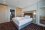 Suite with a large double bed: Photo 4