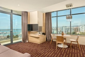 Suite Room with a Balcony and sea View - with a large double bed and sofa: Photo 5