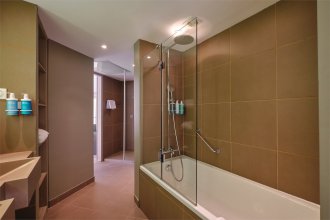 Номер Люкс - с двуспальной кроватью и диваном: Фотография 9