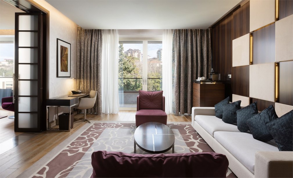 Signature Suite, park view -  king bed and sofa