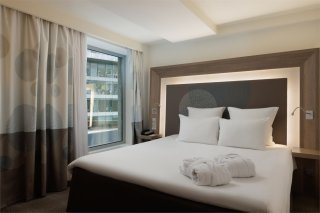 Executive Deluxe Room with a large double bed: Photo 1