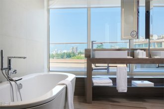 Swiss Executive room, with terrace and sea view -  king bed: Photo 5