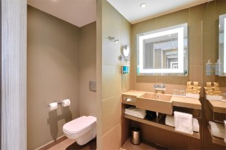Семейный номер - с двуспальной кроватью и диваном: Фотография 3