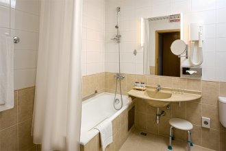 Стандартный номер, для маломобильных - с двуспальной кроватью и софой: Фотография 4