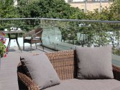 Suite with a large double bed and sofa, with a summer terrace: Photo 5