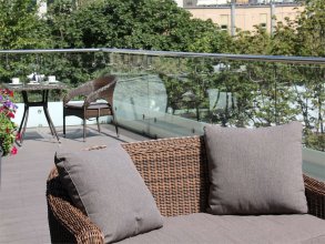 Suite with a large double bed and sofa, with a summer terrace: Photo 4