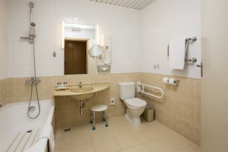 Стандартный номер, для маломобильных - с двуспальной кроватью и софой: Фотография 5