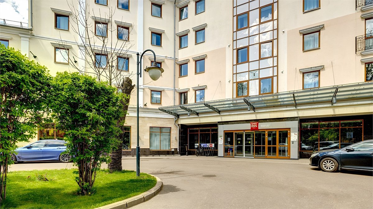 Вход в отель